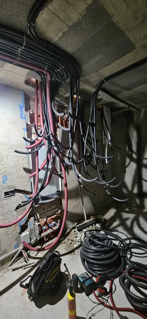 Instalación Eléctrica Caótica (Antes)